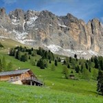 Messnerjoch Hütte vor der Kulisse des Rosengarten