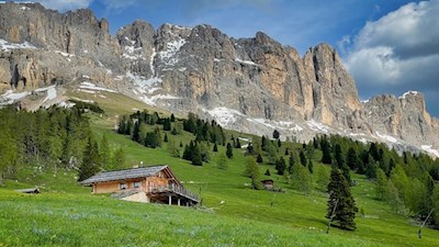 Messnerjoch Hütte vor der Kulisse des Rosengarten