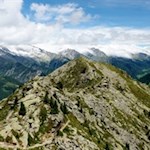 Sanft windet sich der Pfad Nr. 18 durch die karge Landschaft