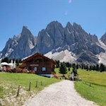 Behind the rifugio Odle mountain hut lies the popular Casnago mountain hut