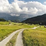 Su un ampio sentiero che porta al lago Santo
