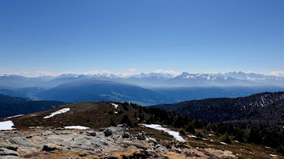 Auf dem Stoanamandl erschließen sich traumverlorene Ausblicke auf die Dolomiten