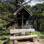 Längs des Weges laden Bänke zur Zwischenrast ein