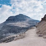 Der pyramidenförmige Piz Boe gilt als der leichteste Dreitausender der Dolomiten