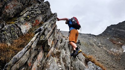 Seilgesicherte Passage während des Anstiegs auf den Ahrner Kopf