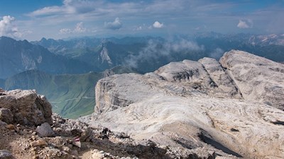 Rückwärtsgewandter Blick auf den Anstiegsweg