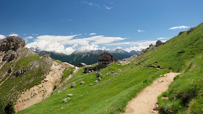 Die Rotwandhütte liegt in einer idyllischen Berglandschaft