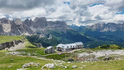Das Schlernhaus vor der malerischen Kulisse des Rosengarten und des Latemar