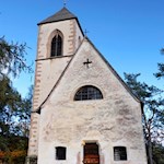 Auf einem bewaldeten Hügel thront die St. Georgs und St. Jakobs Kirche