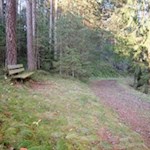 Einige Rastbänke säumen den Weg