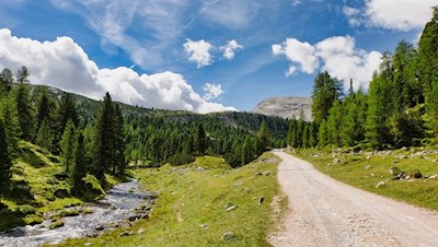 L'escursione al rifugio Fanes si snoda attraverso un paesaggio incantevole