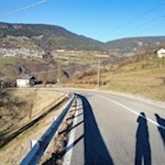 Mehrmals quert der Wanderweg die Landstraße