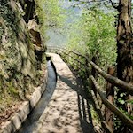 Eng an den Fels geschmiegt, führt der letzte Abschnitt des Marlinger Waalweges zur Töll