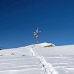 Die letzten Anstiegsmeter zum Gipfelkreuz der Außerraschötz