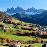 The-panoramic-path-opens-up-picturesque-views-of-the-church-of-St-John-and-the-towering-Geisler-peaks-of-val-di-Funes-valley