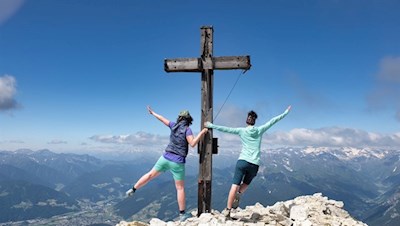 Am Gipfelkreuz der Weißspitze
