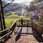Auf dem Felsenbalkon erschließen sich malerische Ausblicke