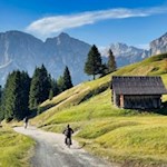 Anche gli appassionati di mountain bike amano visitare il rifugio La Marmotta
