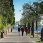 Auf der schön angelegten Uferpromenade nach Garda