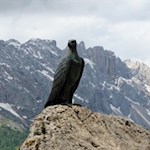 Der stolze Bronzeadler erinnert an den Pionier Theodor Christomannos