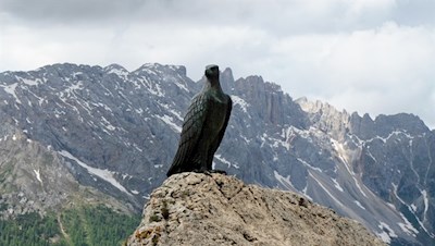 Der stolze Bronzeadler erinnert an den Pionier Theodor Christomannos
