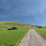 Durch die blumenfrohen Bergwiesen zum Gipfelkreuz der Seceda