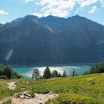 Hinter uns schimmert der Neves Stausee