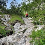 Attraverso un terreno roccioso fino al lago Sorapis