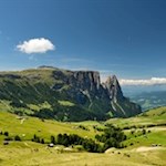 Der Rückweg führt durch die idyllischen Almwiesen der Seiser Alm