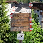 Nahe der Dorfkirche zweigt der Weg Nr. 2 in Richtung Seceda ab