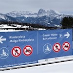Während rechts die Rodelbahn zur Gasserhütte abzweigt, rodeln wir zur Rinderplatz Hütte
