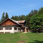 Mitten im Grünen: die Tschafonhütte