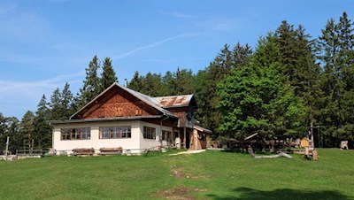 Mitten im Grünen: die Tschafonhütte