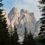 Während des Anstiegs gibt der Wald ab und an den Blick auf die Geislerspitzen frei