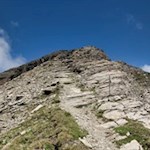 Über die schiefrige Gipfelflanke auf die Amthorspitze