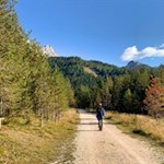 Attraverso prati e boschetti radi fino ad Armentarola