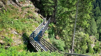 Über den liebevoll angelegten Wasserfallsteig zur Bergalm