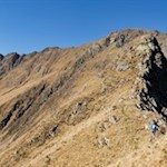 Über einen langgezogenen Grat zum Gipfelaufbau der Krapfenkarspitze
