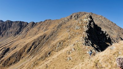 Über einen langgezogenen Grat zum Gipfelaufbau der Krapfenkarspitze