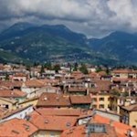 In Rivas Altstadt schmiegen sich die Dächer dicht an dicht aneinander