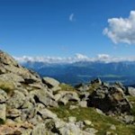 Geröll, Heidehänge und schmale Pfade prägen den Weg auf die Lorenzispitze