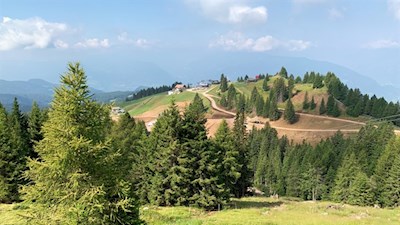 Rückwärtsgewandter Blick auf die ersten Wandermeter von der Bergstation auf Meran 2000