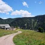 Inmitten blumenreicher Almwiesen lädt die Sunnolm zur Einkehr