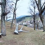 Längs des Weges laden Holzbänke zum Verweilen ein