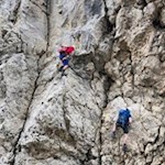 Eisenklammern und Felstritte erleichtern den luftigen Anstieg über die Felswand