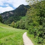 Teile des Passerschluchtenweges führen durch sanfte Wiesen