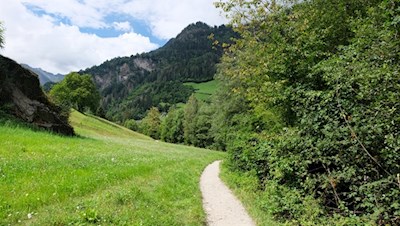 Teile des Passerschluchtenweges führen durch sanfte Wiesen