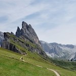 Von der Panascharte führt ein sanfter Weg zum Gipfelkreuz der Seceda