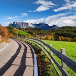 Mit Blick auf den Schlern folgt der Rittner Themenweg zunächst einer asphaltierten Straße