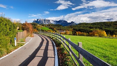 Mit Blick auf den Schlern folgt der Rittner Themenweg zunächst einer asphaltierten Straße